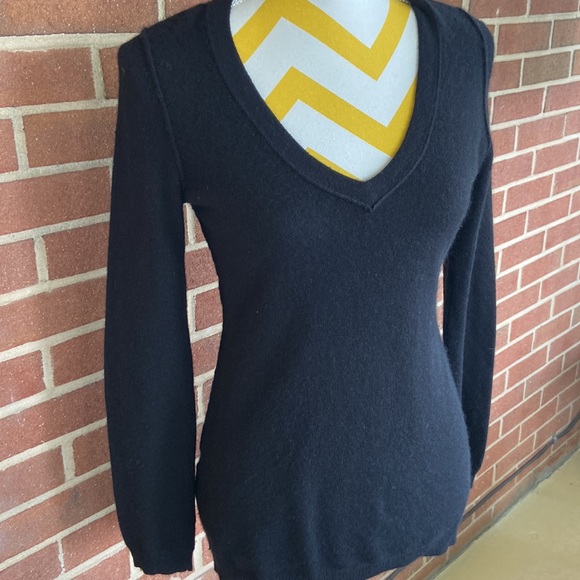 LOFT 100% Cashmere Sweater - Picture 3 of 9